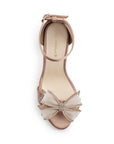 Vista superior de zapatilla maquillaje para mujer con pulsera ajustable y moño con pedrería 