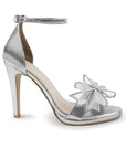 Vista lateral de zapatilla plata para mujer con moño brillante y tacón delgado medio de 10cm 
