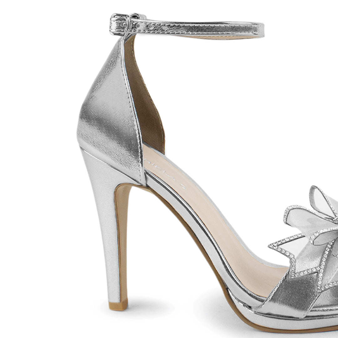 Vista trasera de tacón delgado medio de 10cm en zapatilla plata para mujer con pulsera ajustable
