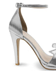 Vista trasera de tacón delgado medio de 10cm en zapatilla plata para mujer con pulsera ajustable