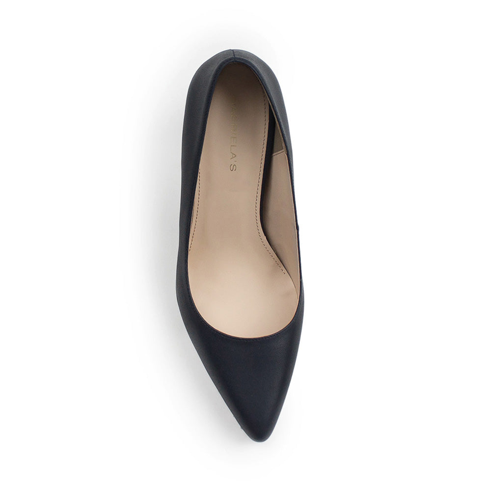 Vista superior de zapatilla para mujer con punta fina formal en color azul marino