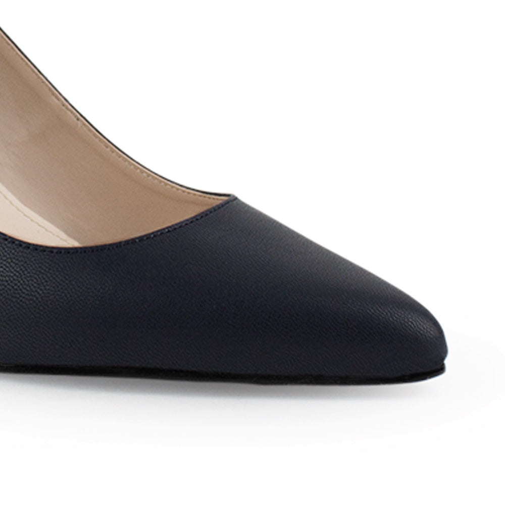 Vista a detalle de zapatilla azul marino para mujer con punta fina y tacón delgado tipo stiletto