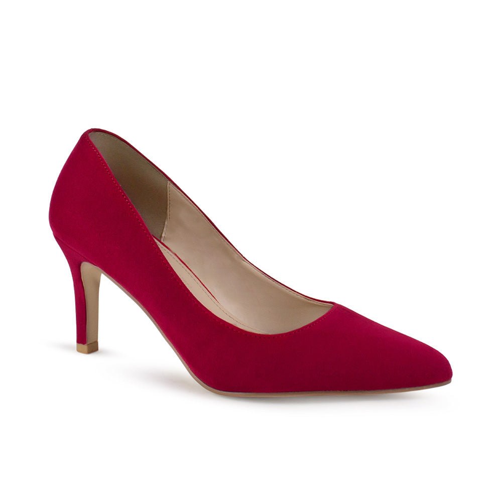Vista diagonal de zapatilla roja para mujer con punta fina y tacón delgado de 7cm tipo stiletto