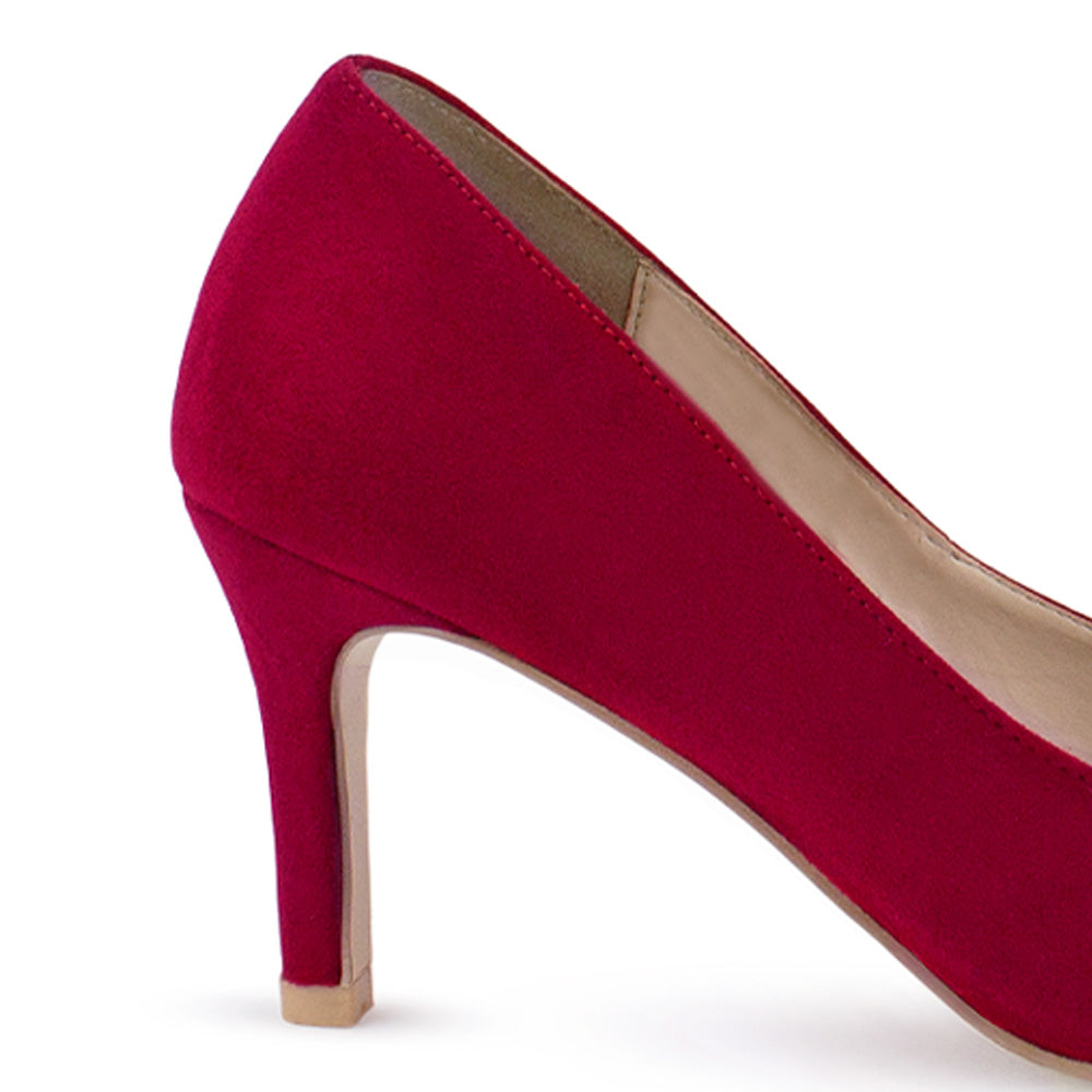 Vista trasera de tacón delgado en zapatilla para mujer tipo stiletto con punta fina en color rojo
