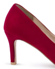 Vista trasera de tacón delgado en zapatilla para mujer tipo stiletto con punta fina en color rojo