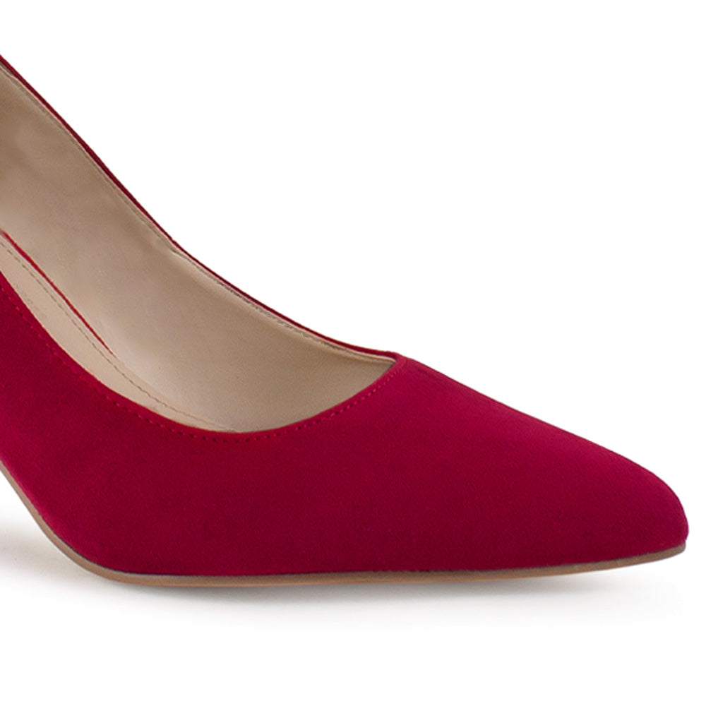Vista a detalle de zapatilla roja para mujer con punta fina y tacón delgado tipo stiletto