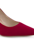 Vista a detalle de zapatilla roja para mujer con punta fina y tacón delgado tipo stiletto