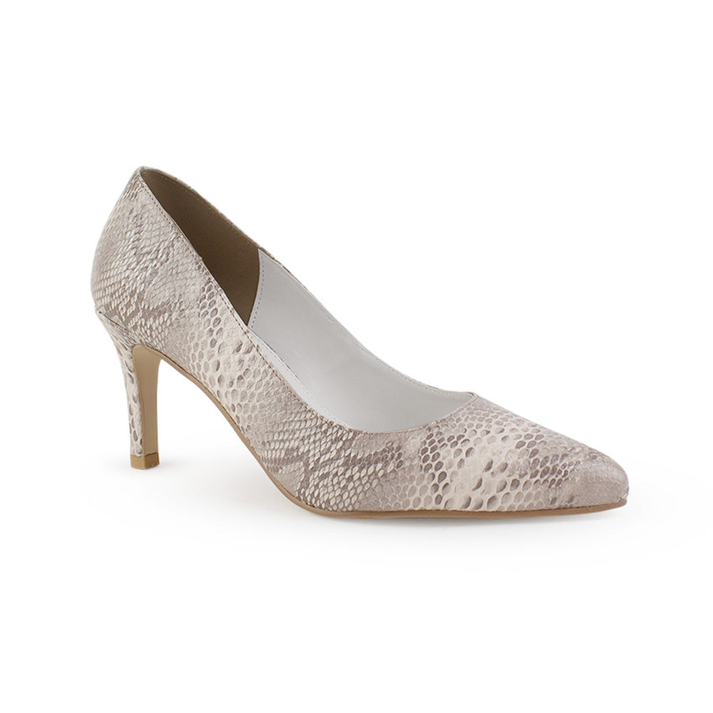 Vista diagonal de zapatilla beige para mujer con punta fina y tacón delgado de 7cm tipo stiletto