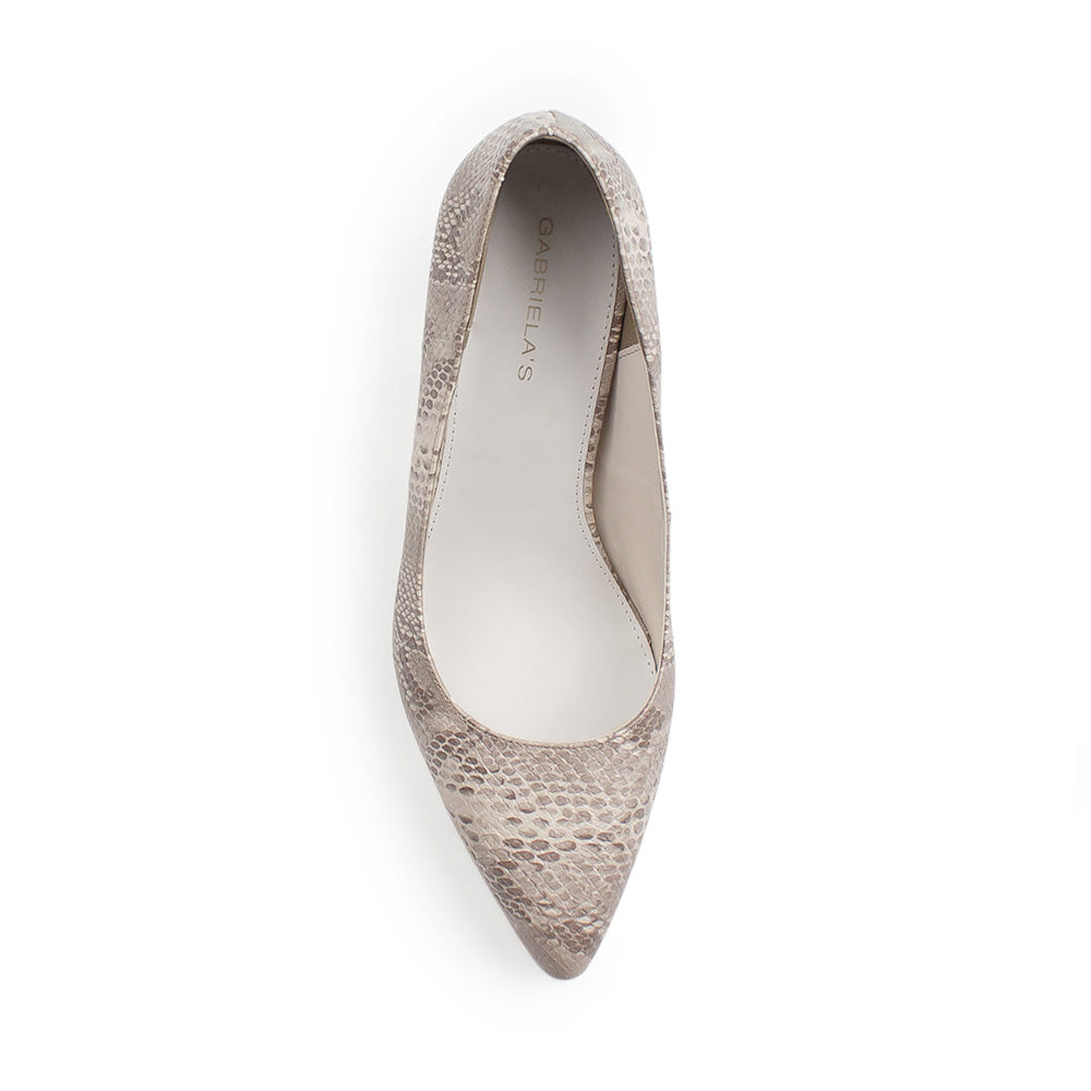 Vista superior de zapatilla para mujer con punta fina formal en color beige
