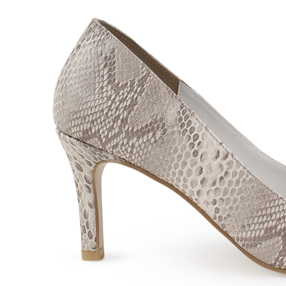 Vista trasera de tacón delgado en zapatilla para mujer tipo stiletto con punta fina en color beige