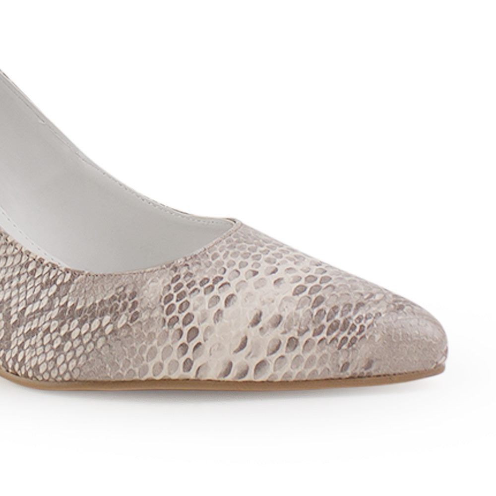 Vista a detalle de zapatilla beige para mujer con punta fina y tacón delgado tipo stiletto