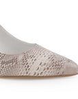 Vista a detalle de zapatilla beige para mujer con punta fina y tacón delgado tipo stiletto