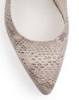 Vista de material sintético en zapatilla para mujer beige con punta fina y tacón de 7cm tipo stiletto