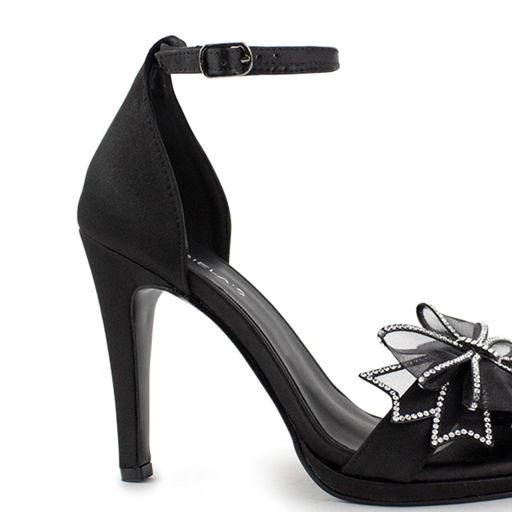 Vista trasera de tacón delgado medio de 10cm en zapatilla negra para mujer con pulsera ajustable