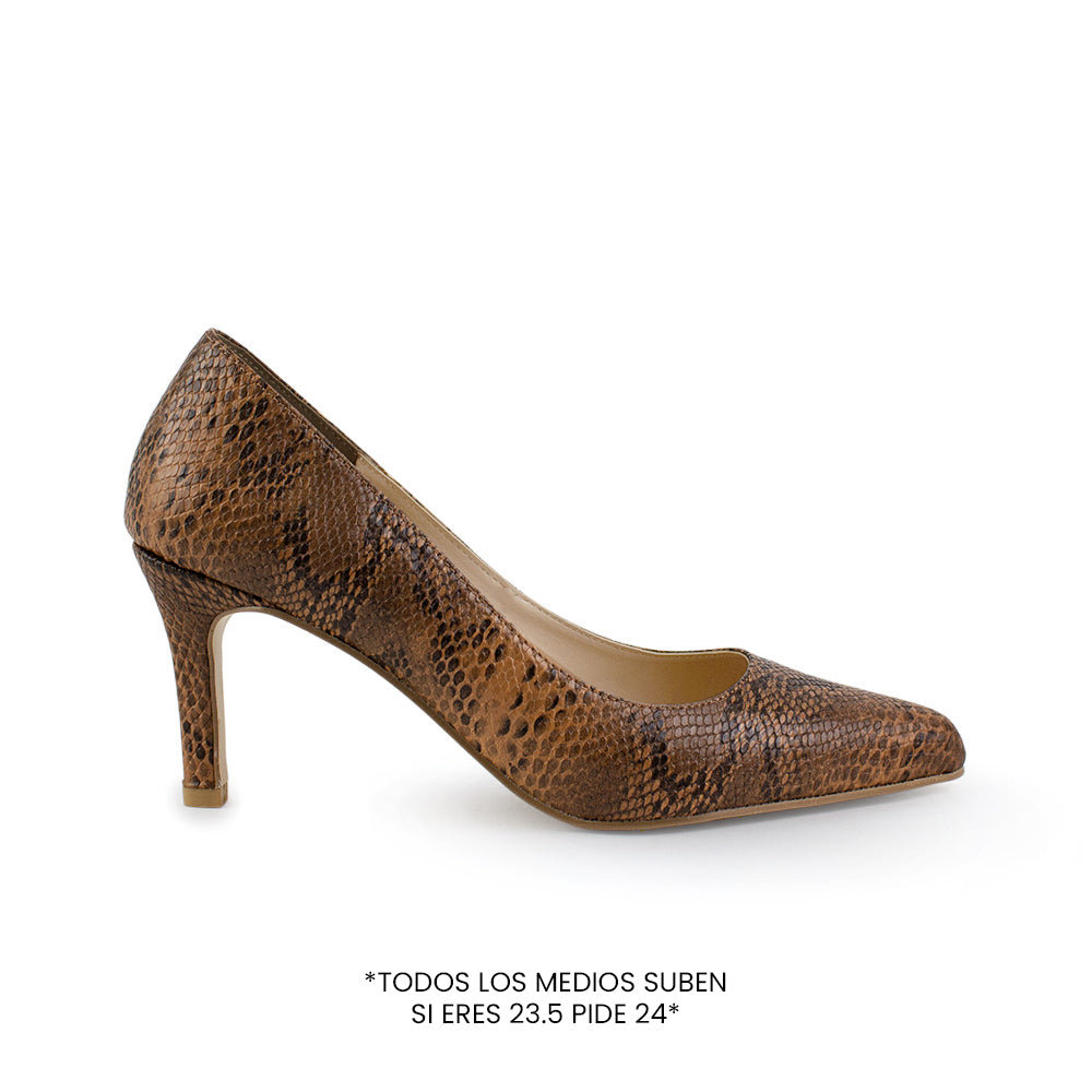 Vista lateral de zapatilla café para mujer con punta fina y tacón delgado de 7cm