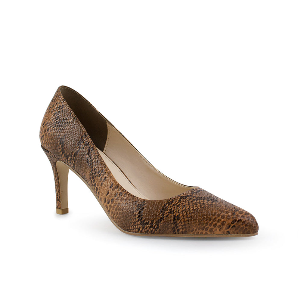 Vista diagonal de zapatilla café para mujer con punta fina y tacón delgado de 7cm tipo stiletto