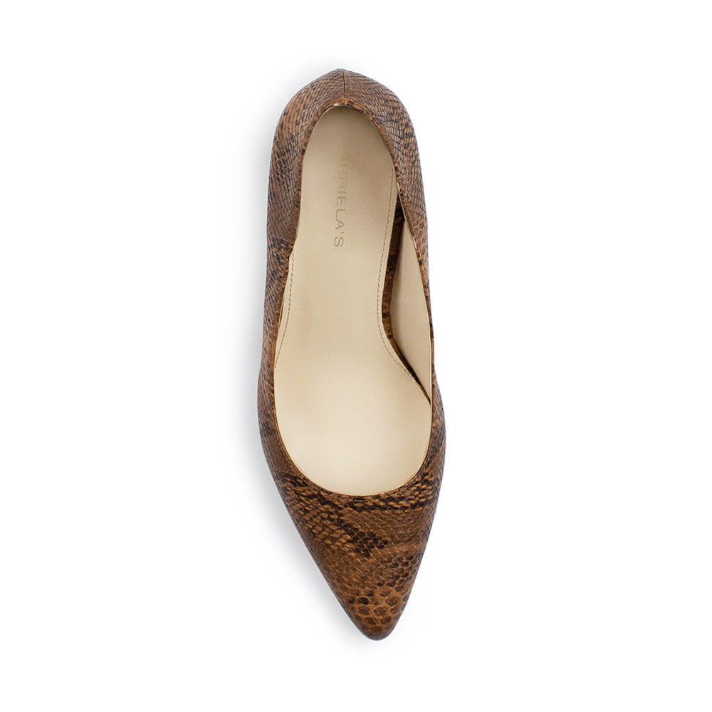 Vista superior de zapatilla para mujer con punta fina formal en color café 