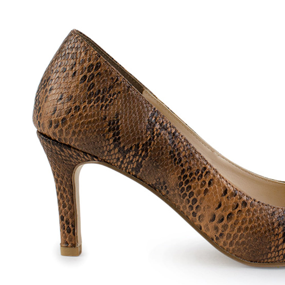Vista trasera de tacón delgado en zapatilla para mujer tipo stiletto con punta fina en color café