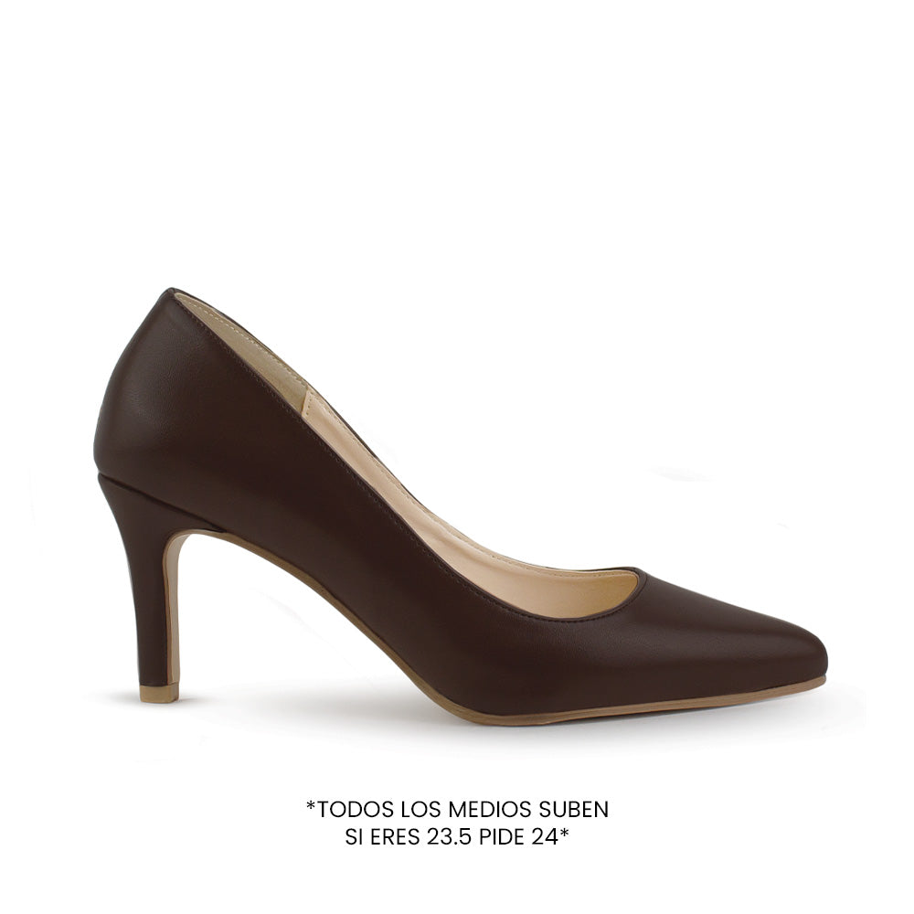 Vista lateral de zapatilla café para mujer con punta fina y tacón delgado de 7cm