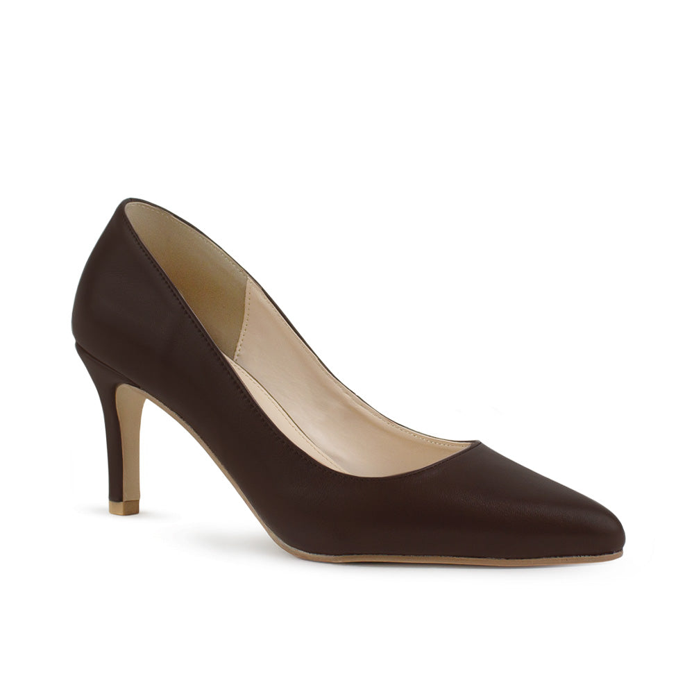 Vista diagonal de zapatilla café  para mujer con punta fina y tacón delgado de 7cm tipo stiletto