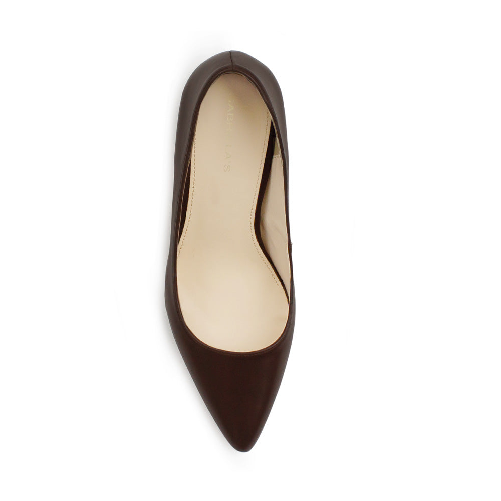 Vista superior de zapatilla para mujer con punta fina formal en color café