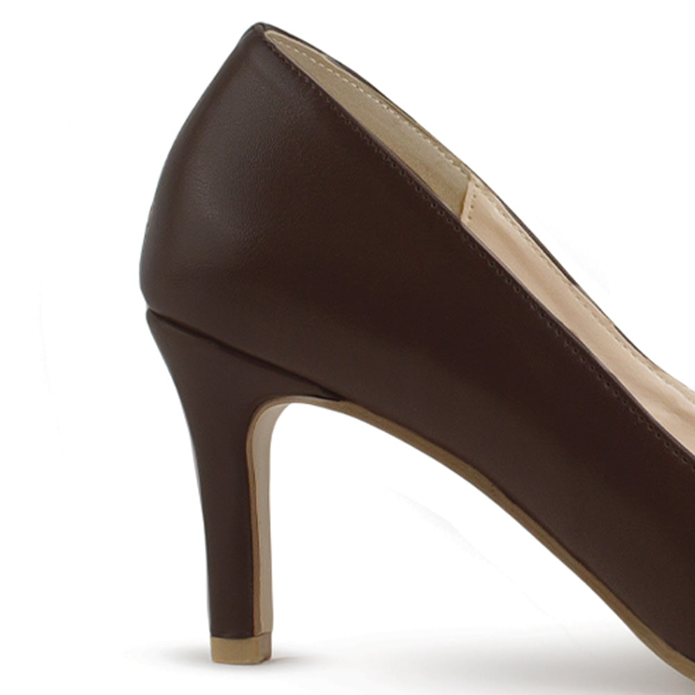 Vista trasera de tacón delgado en zapatilla para mujer tipo stiletto con punta fina en color café