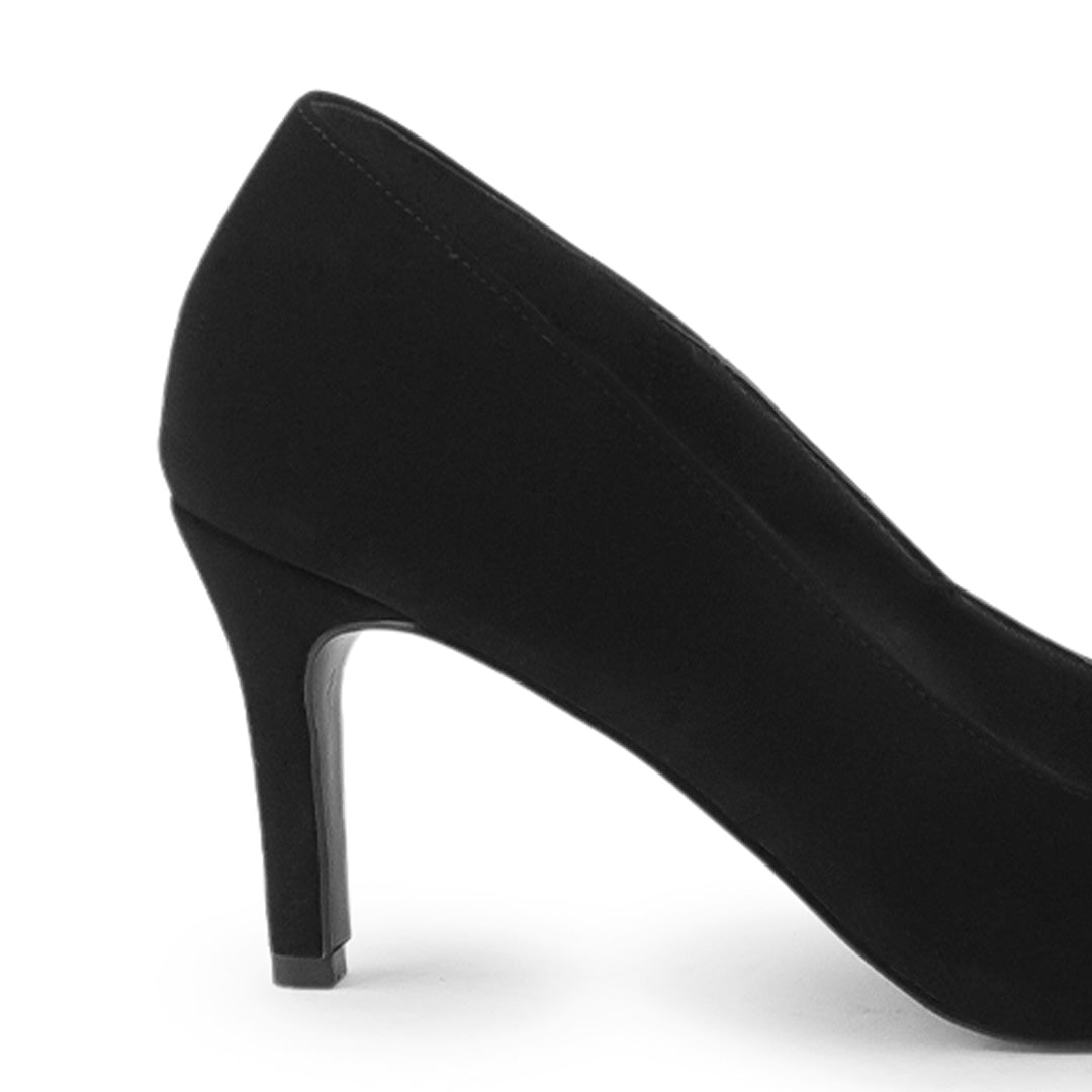 Vista trasera de tacón delgado en zapatilla para mujer tipo stiletto con punta fina en color negro