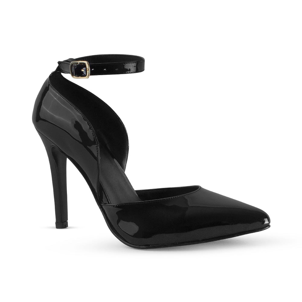 Vista diagonal de zapatilla negra para mujer con hebilla ajustable y tacón delgado