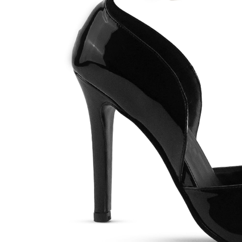 Vista trasera de tacón delgado en zapatilla negra para mujer con punta fina estilo stiletto