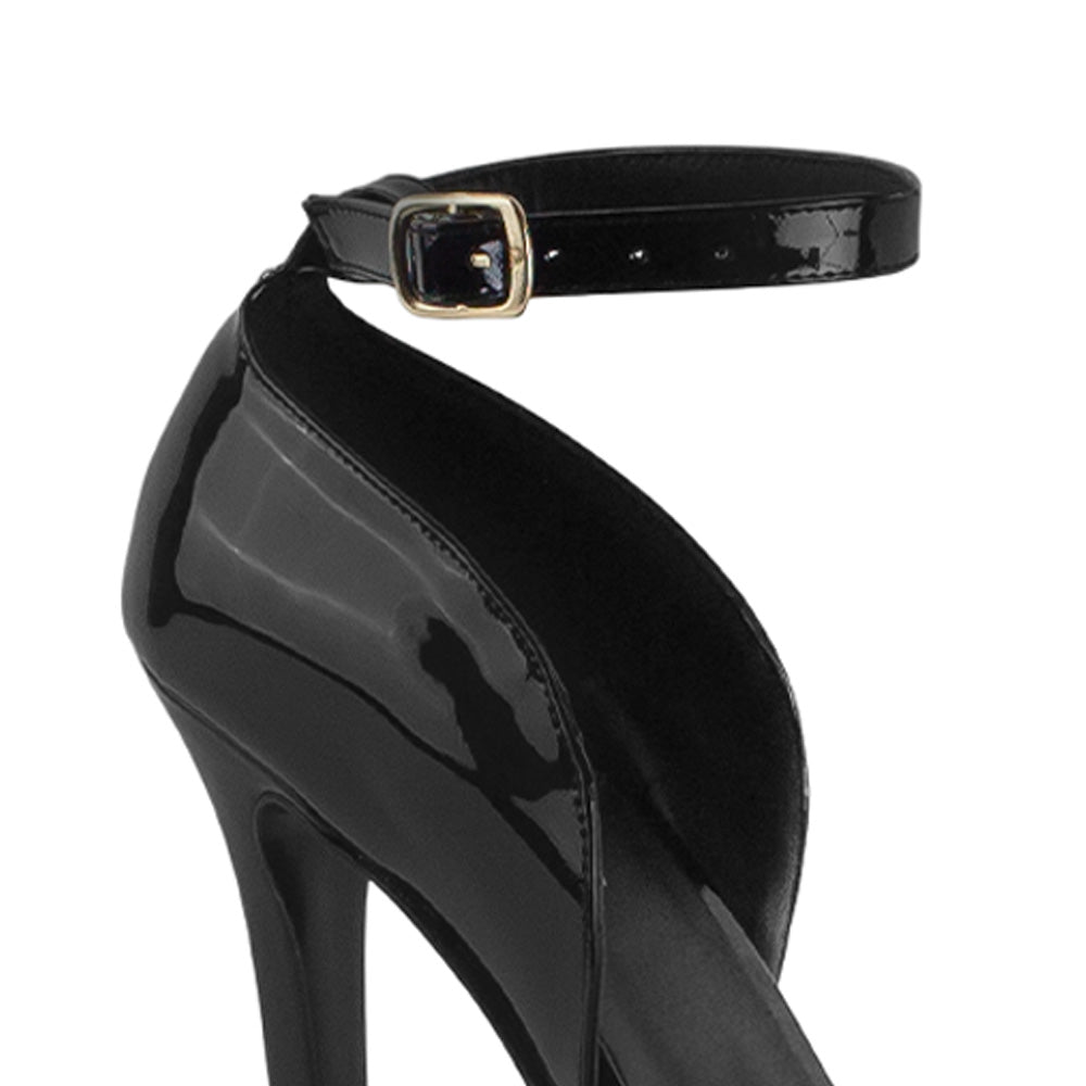 Vista a detalle de zapatilla negra para mujer con pulsera ajustable y tacón delgado estilo stiletto