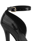 Vista a detalle de zapatilla negra para mujer con pulsera ajustable y tacón delgado estilo stiletto