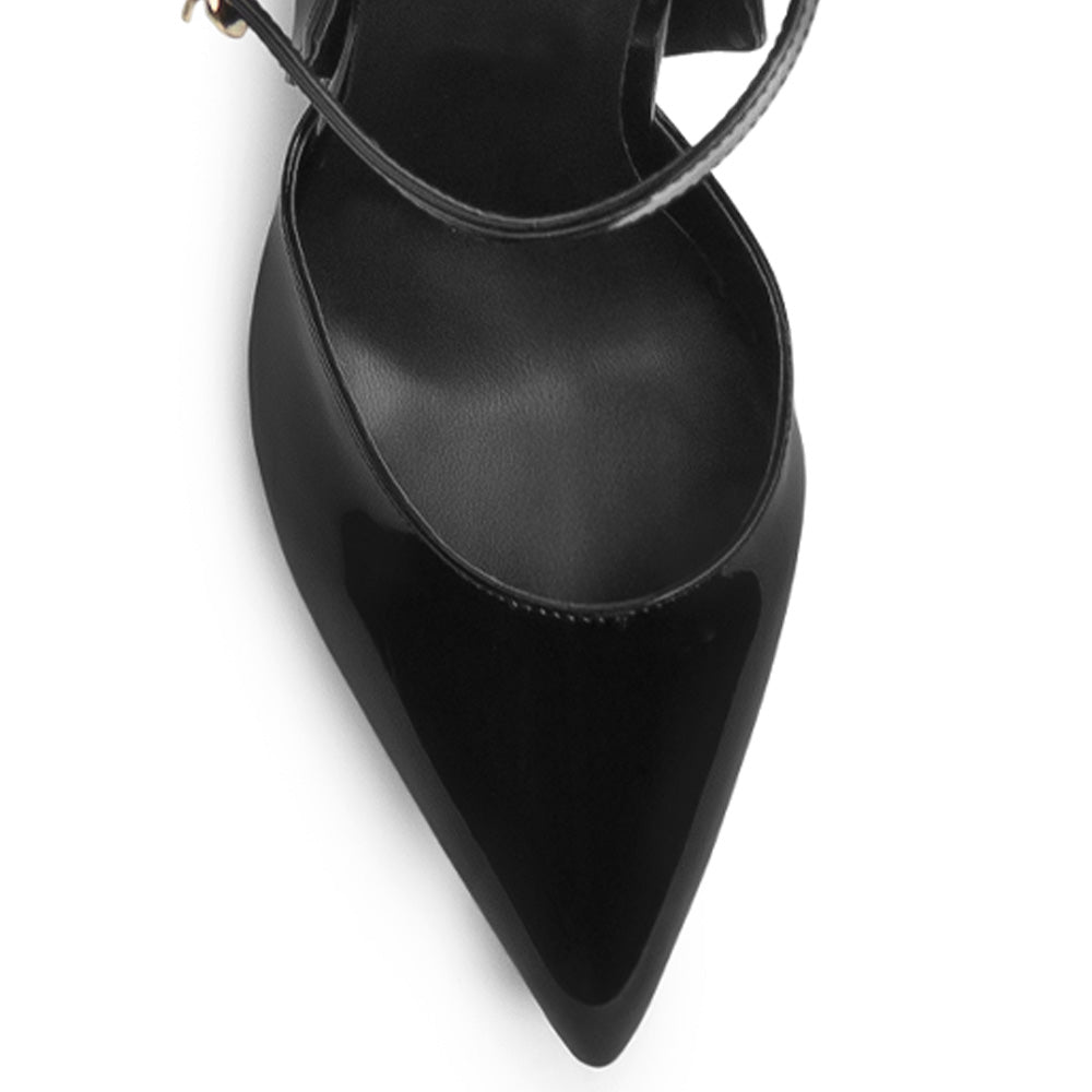 Vista de material charol en zapatilla para mujer con punta fina, pulsera al tobillo y tacón delgado en color negro
