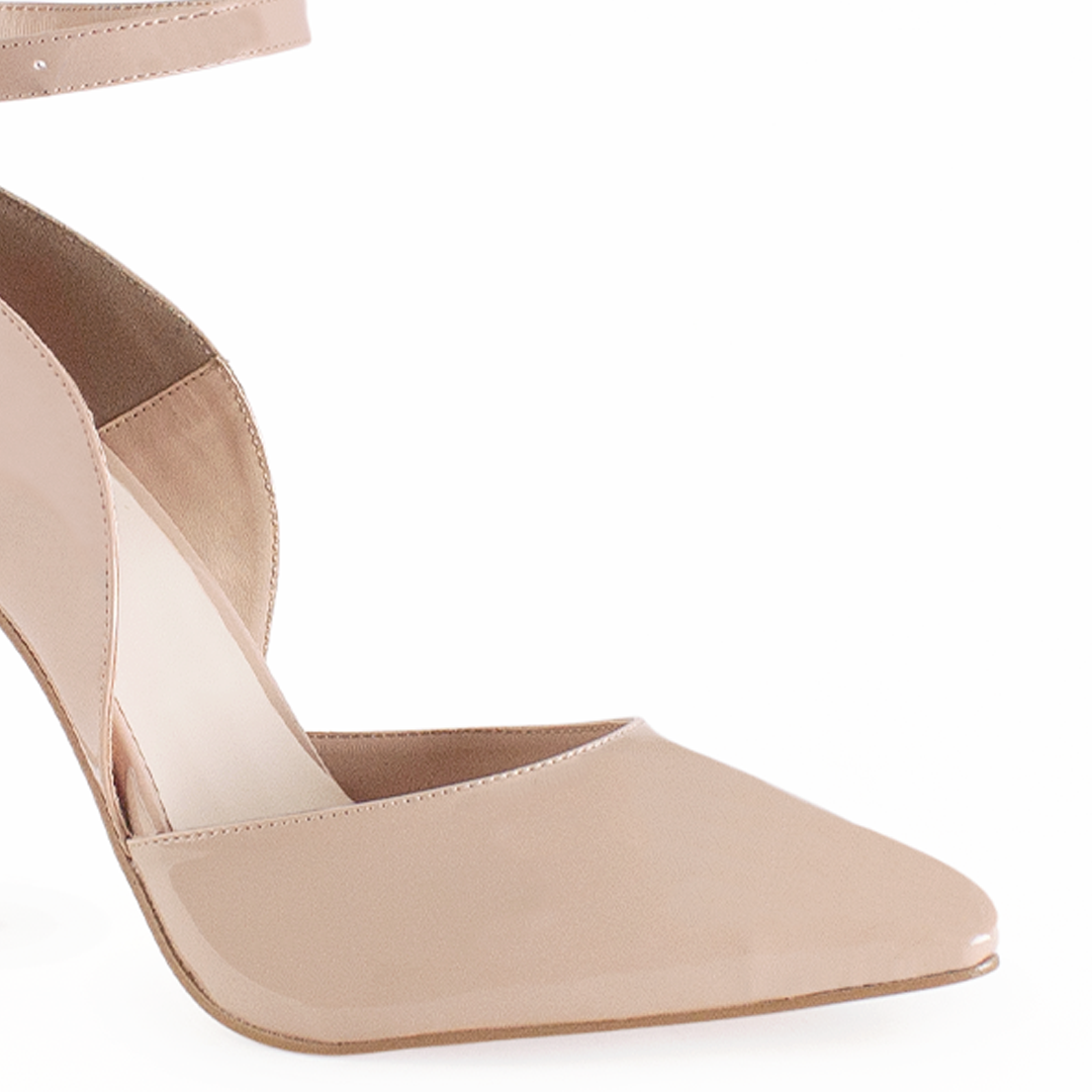 Vista a detalle de zapatilla maquillaje para mujer con pulsera ajustable y tacón delgado estilo stiletto