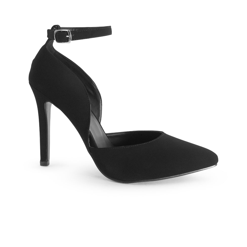 Vista lateral de zapatilla negra para mujer con tacón delgado y punta fina 