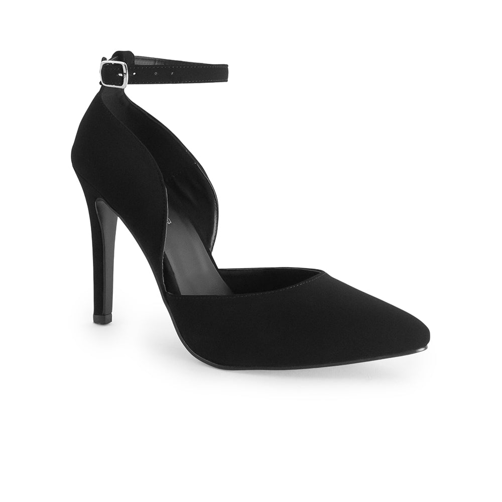 Vista diagonal de zapatilla negra para mujer con hebilla ajustable y tacón delgado