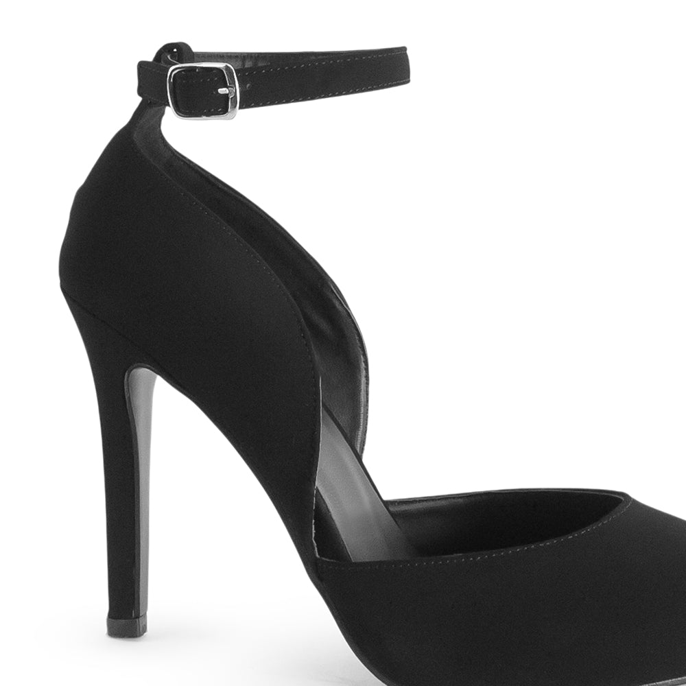 Vista trasera de tacón delgado en zapatilla negra para mujer con punta fina estilo stiletto