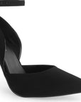 Vista a detalle de zapatilla negra para mujer con pulsera ajustable y tacón delgado estilo stiletto