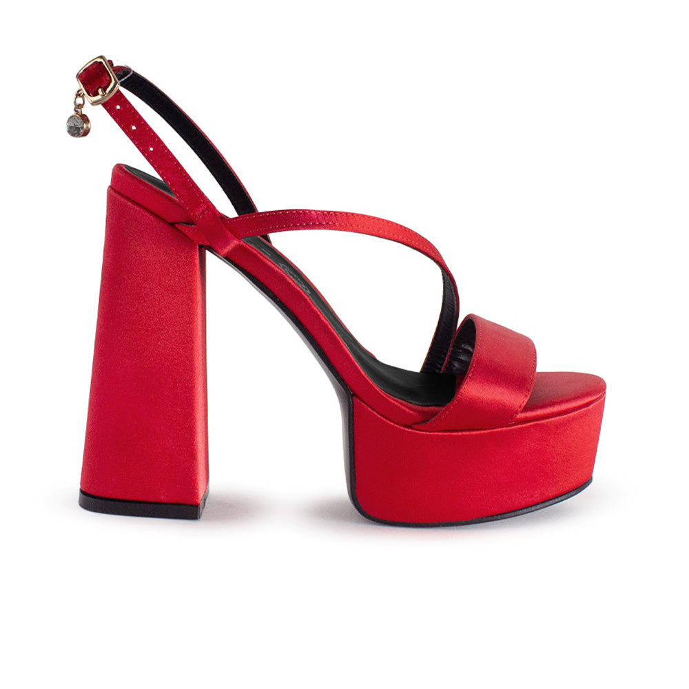 Vista lateral de zapatilla roja para mujer con plataforma al frente con colgante brillante tiras delgadas y tacón alto de 14cm