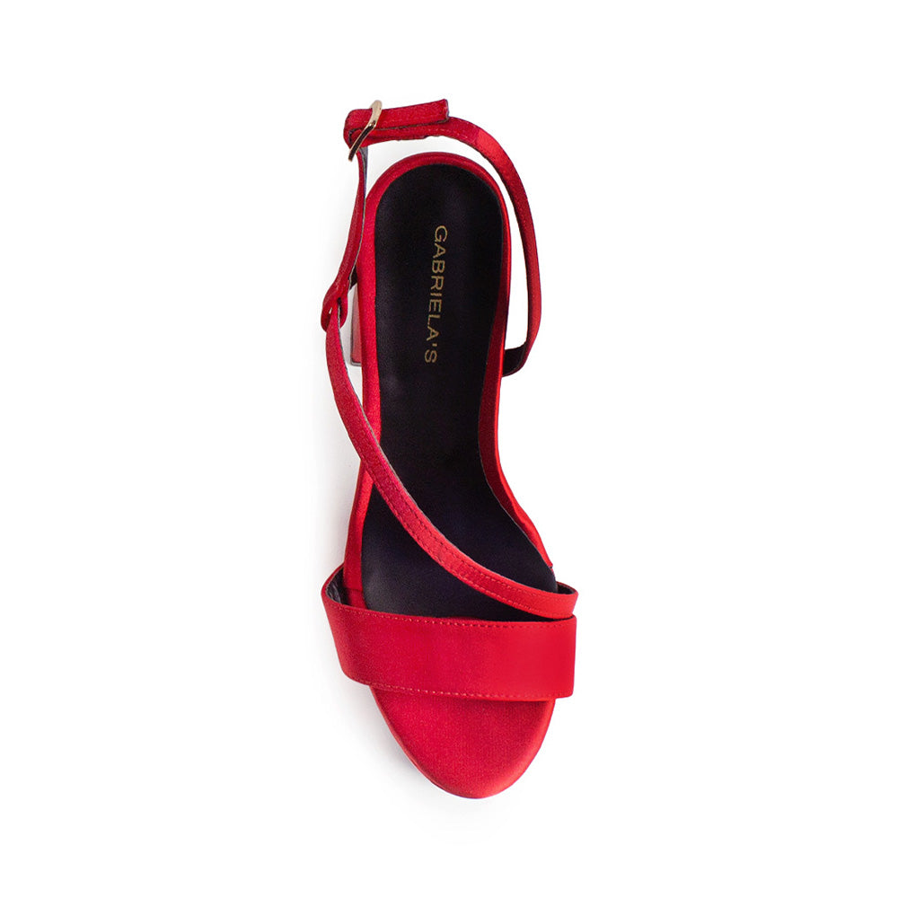 Vista superior de zapatilla rojas para mujer con tiras delgadas cruzadas ajustables con una hebilla pequeña