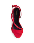 Vista superior de zapatilla rojas para mujer con tiras delgadas cruzadas ajustables con una hebilla pequeña