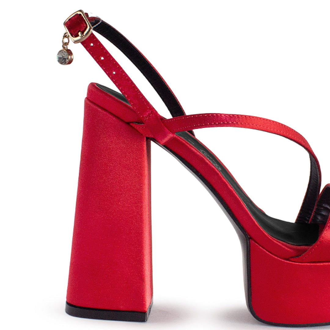 Vista trasera de tacón alto grueso de 14cm en zapatilla roja para mujer con tiras delgadas cruzadas colgante brillante de diseño descubierto