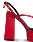 Vista trasera de tacón alto grueso de 14cm en zapatilla roja para mujer con tiras delgadas cruzadas colgante brillante de diseño descubierto