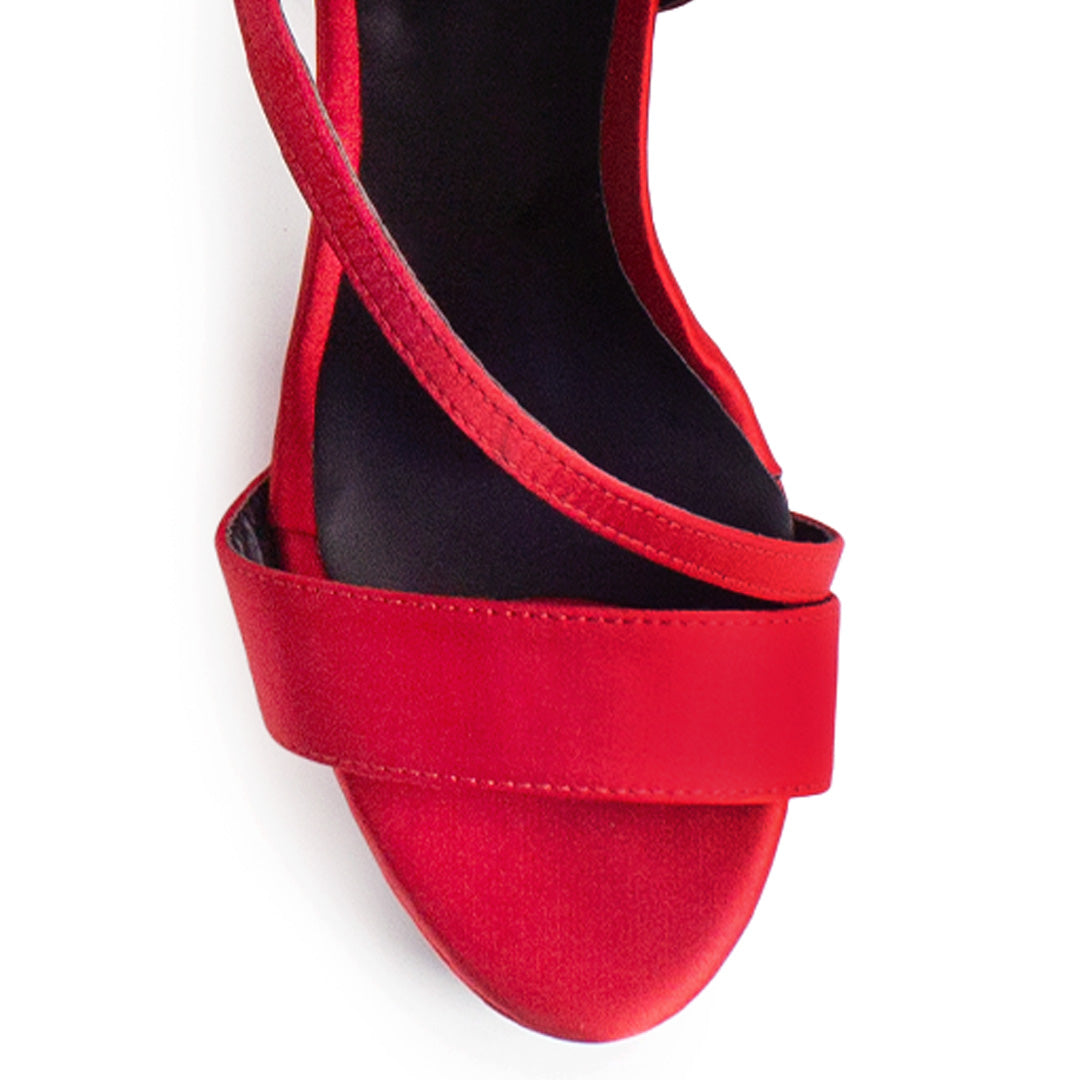 Vista de material shantung en zapatilla de diseño descubierto para mujer con tiras delgadas cruzadas colgante brillante y tacón alto de 14cm en color rojo