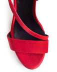 Vista de material shantung en zapatilla de diseño descubierto para mujer con tiras delgadas cruzadas colgante brillante y tacón alto de 14cm en color rojo