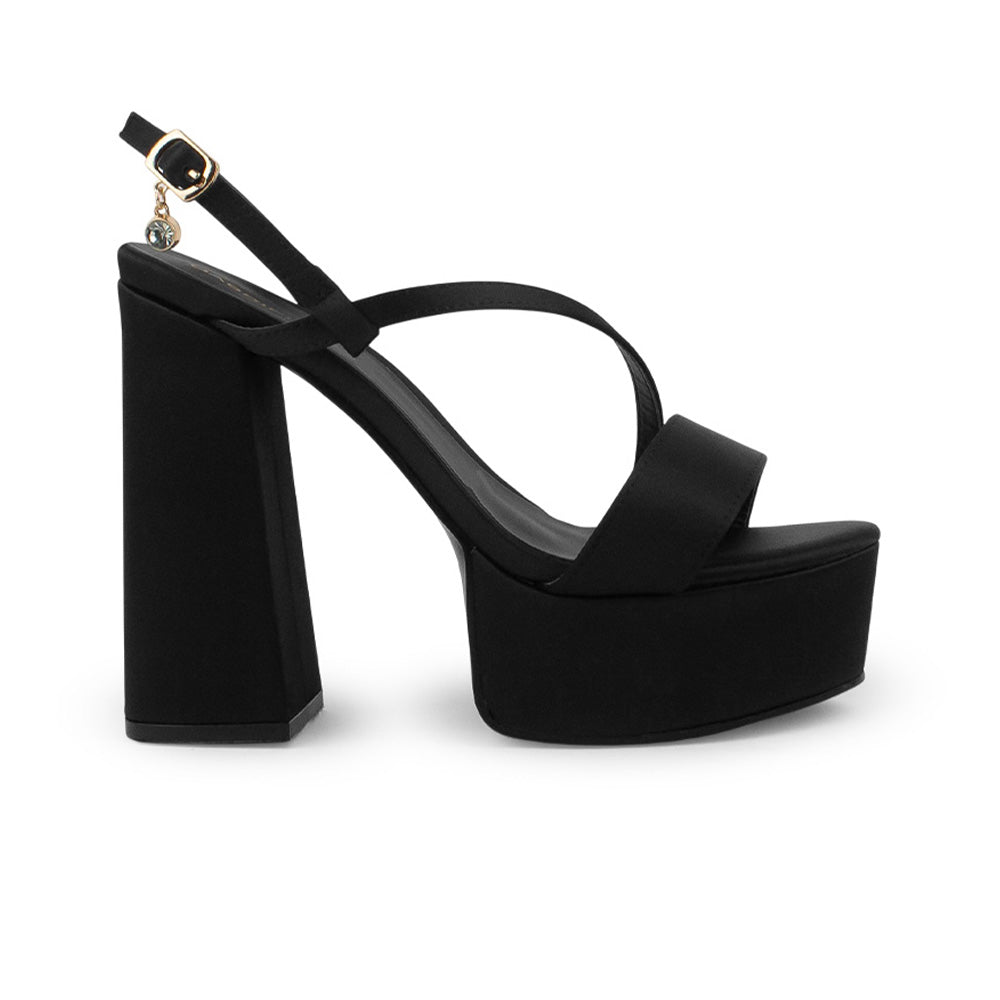 Vista lateral de zapatilla negra para mujer con plataforma al frente con colgante brillante tiras delgadas y tacón alto de 14cm