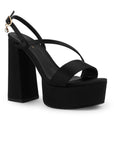 Vista diagonal de zapatilla negra para mujer con tiras delgadas cruzadas y tacón alto grueso de 14cm