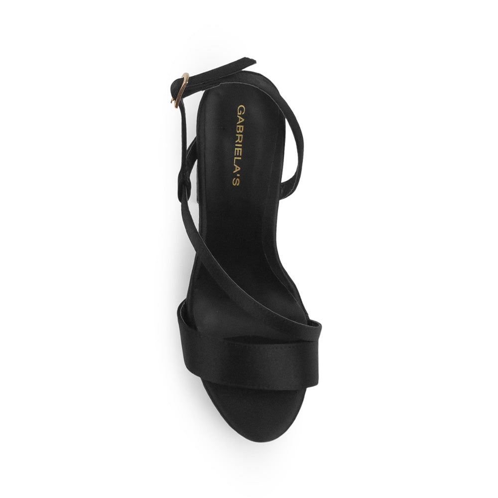 Vista superior de zapatilla negras para mujer con tiras delgadas cruzadas ajustables con una hebilla pequeña