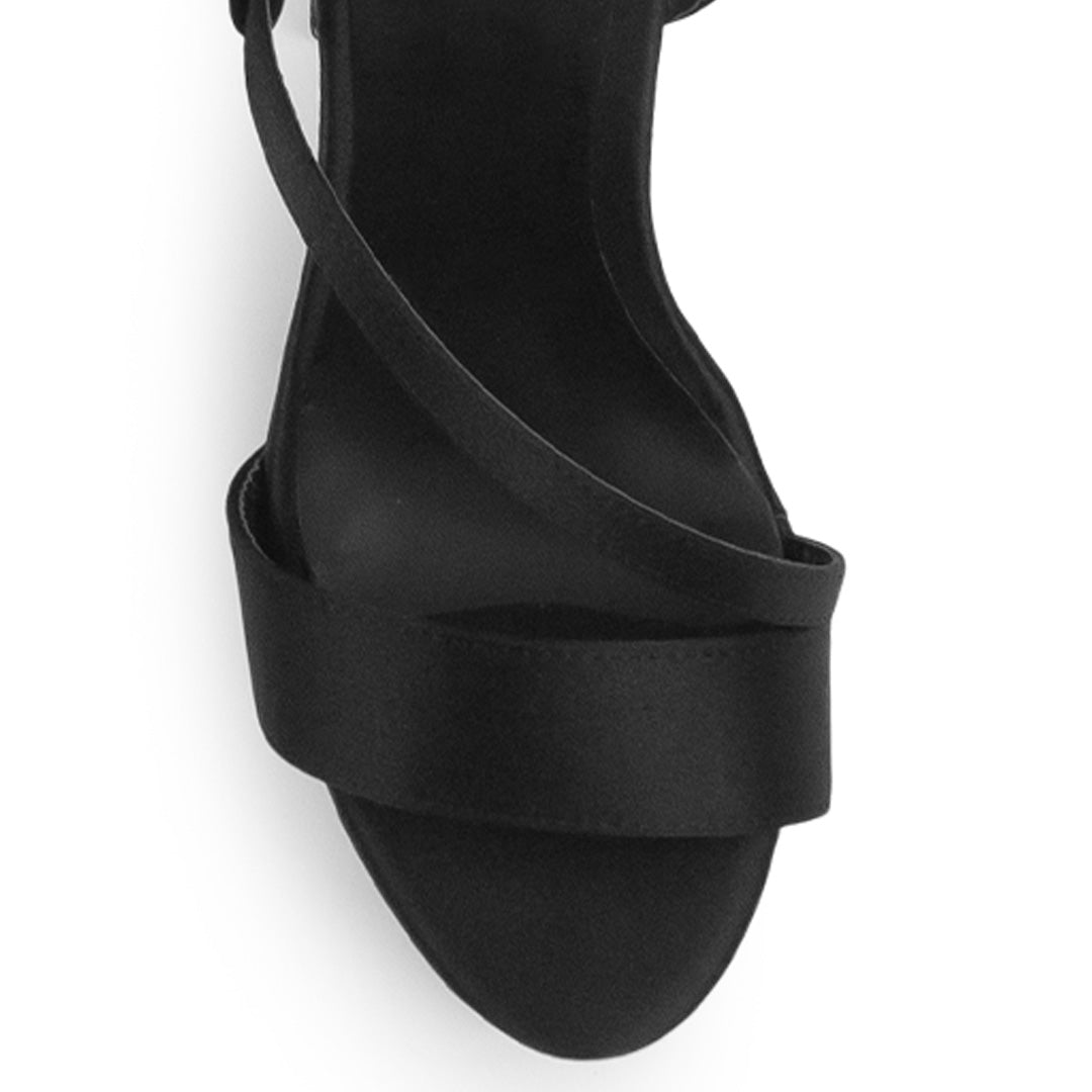 Vista de material shantung en zapatilla de diseño descubierto para mujer con tiras delgadas cruzadas colgante brillante y tacón alto de 14cm en color negro