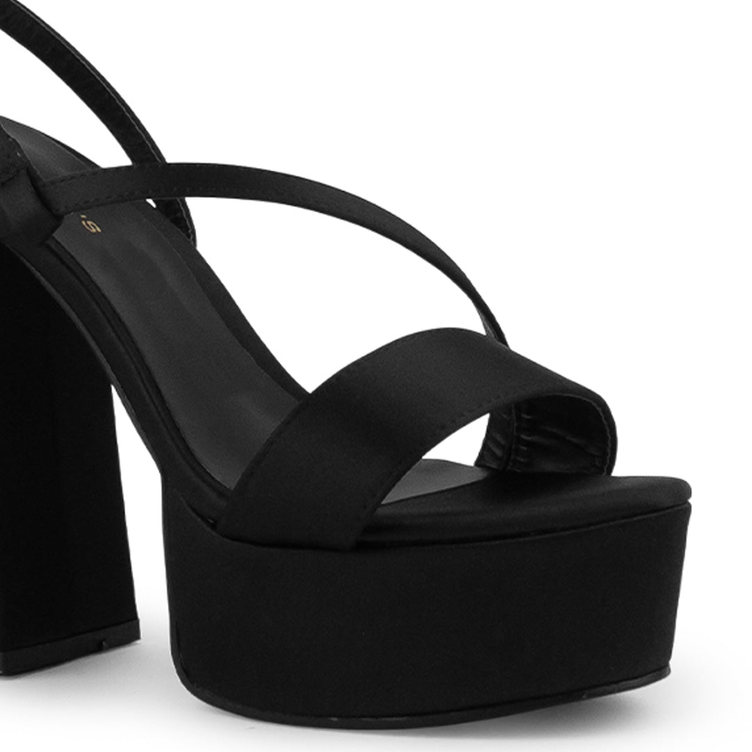 Vista a detalle de plataforma al frente con tiras delgadas cruzadas en zapatilla negra de tacón alto 14cm