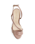 Vista superior de zapatilla nude para mujer con tiras delgadas cruzadas ajustables con una hebilla pequeña